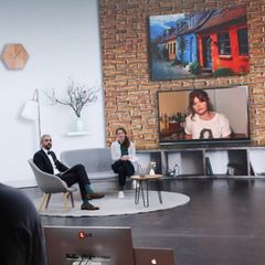 Moderatoren der Verleihung des Nannen Preis 2021, Michel Abdollahi und Anna-Beeke Gretemeier, interviewen Sophie Passmann