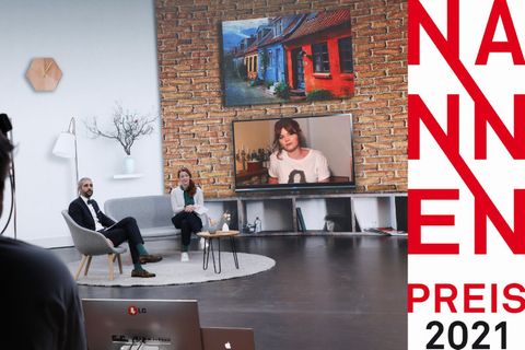 Moderatoren der Verleihung des Nannen Preis 2021, Michel Abdollahi und Anna-Beeke Gretemeier, interviewen Sophie Passmann