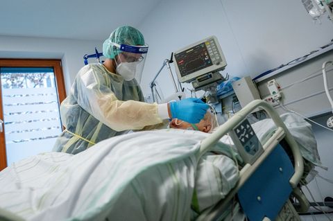 Intensivpfleger und Corona-Patient