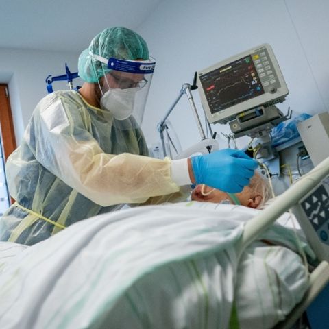 Intensivpfleger und Corona-Patient