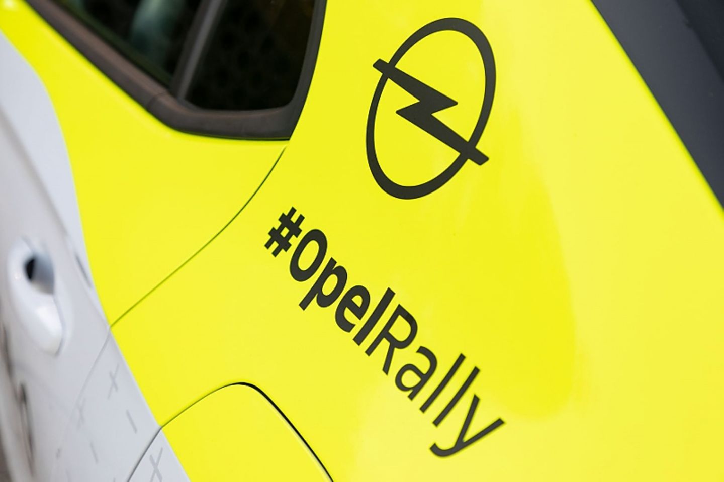 Der ADAC Opel e-Rally Cup geht über acht Läufe