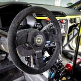 Das Cockpit ist ein Mix aus Rennsport und Serie