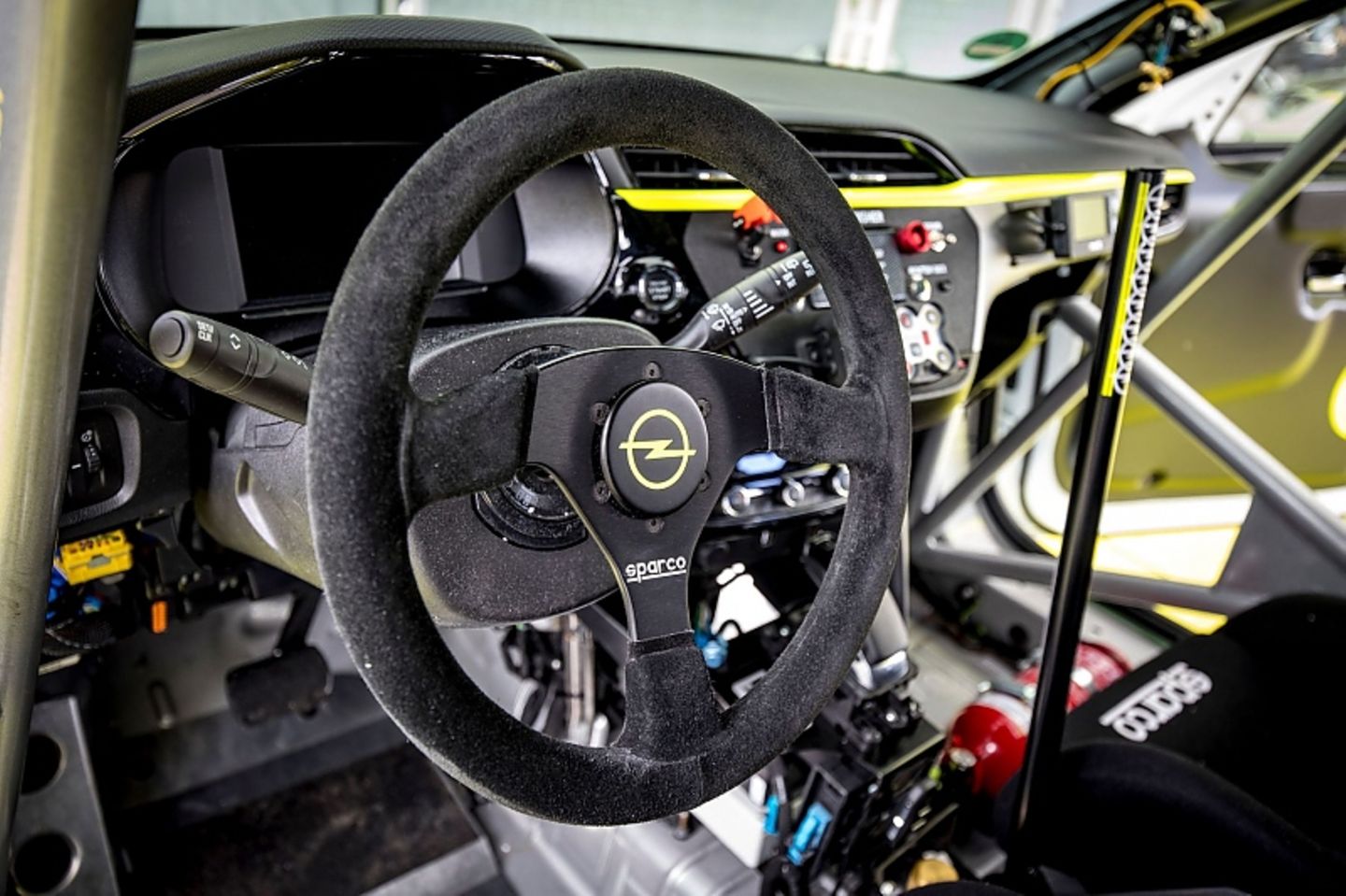 Das Cockpit ist ein Mix aus Rennsport und Serie