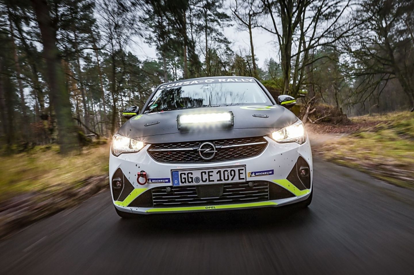 Das Fahrwerk ist beim Opel Corsa e-Rallye deutlich anders abgestimmt, als beim Serienmodell
