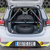 Trotz massivem Überrollkäfig wiegt der Opel Corsa e-Rallye 60 Kilogramm weniger als das Serienmodell