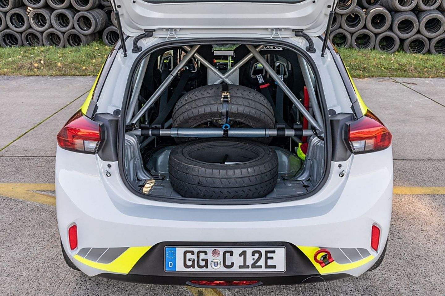 Trotz massivem Überrollkäfig wiegt der Opel Corsa e-Rallye 60 Kilogramm weniger als das Serienmodell