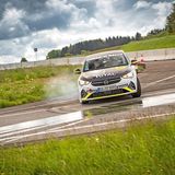 Der Opel Corsa e-Rallye lenkt freudig ein