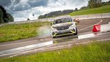 Der Opel Corsa e-Rallye lenkt freudig ein