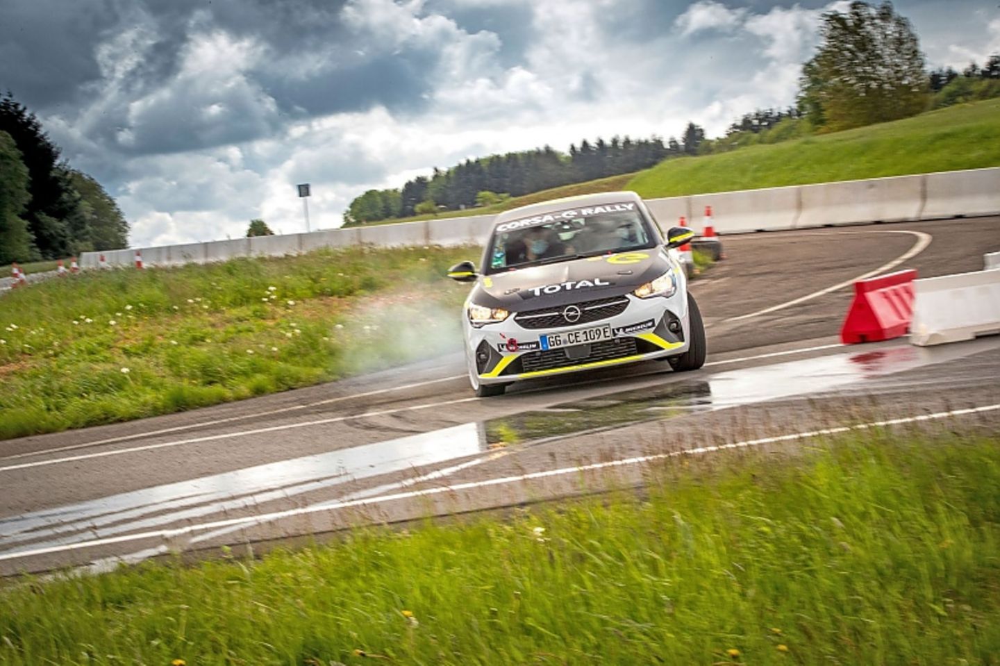 Der Opel Corsa e-Rallye lenkt freudig ein