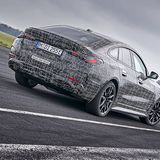 Der BMW i4 eDrive40 kommt mit einer Batterieladung bis zu 590 Kilometer weit