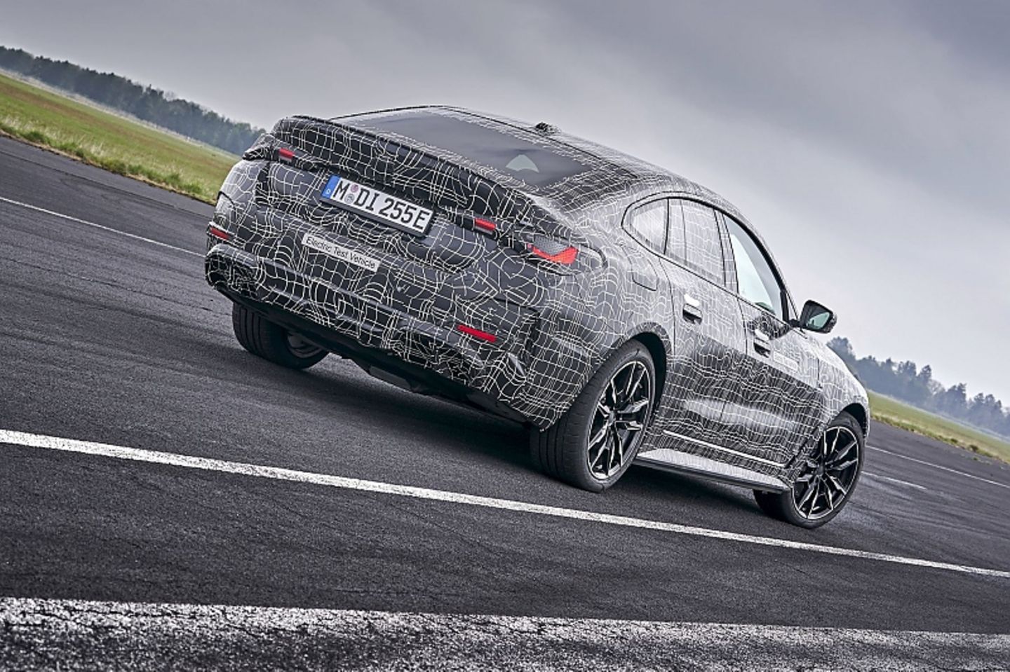 Der BMW i4 eDrive40 kommt mit einer Batterieladung bis zu 590 Kilometer weit