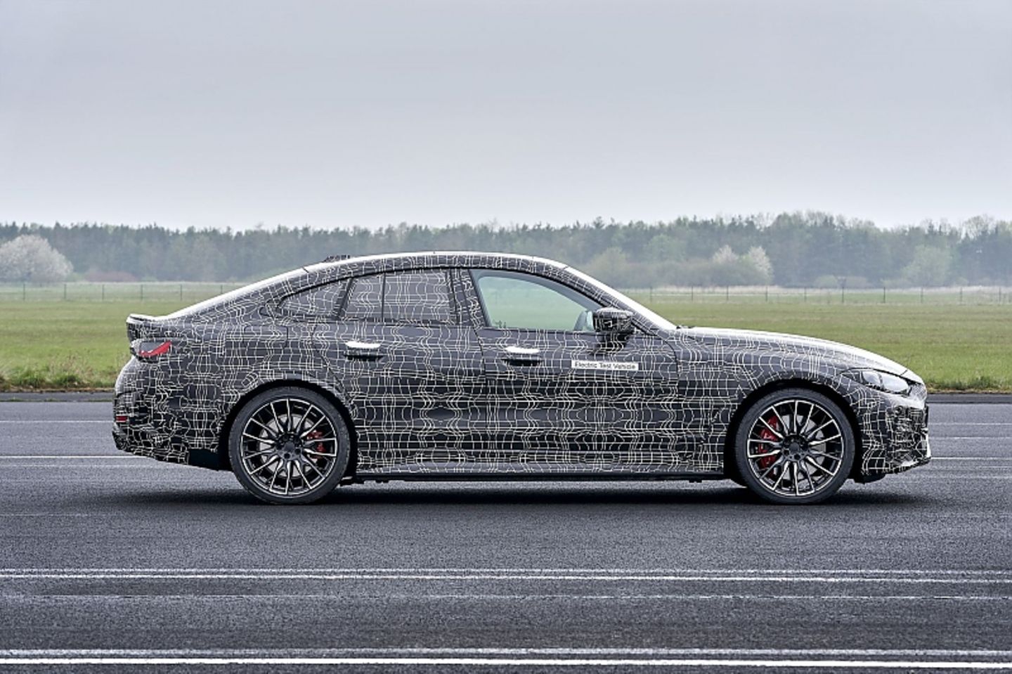 Der BMW i4 M50 absolviert den Standardsprint von null auf 100 km/h in etwa vier Sekunden