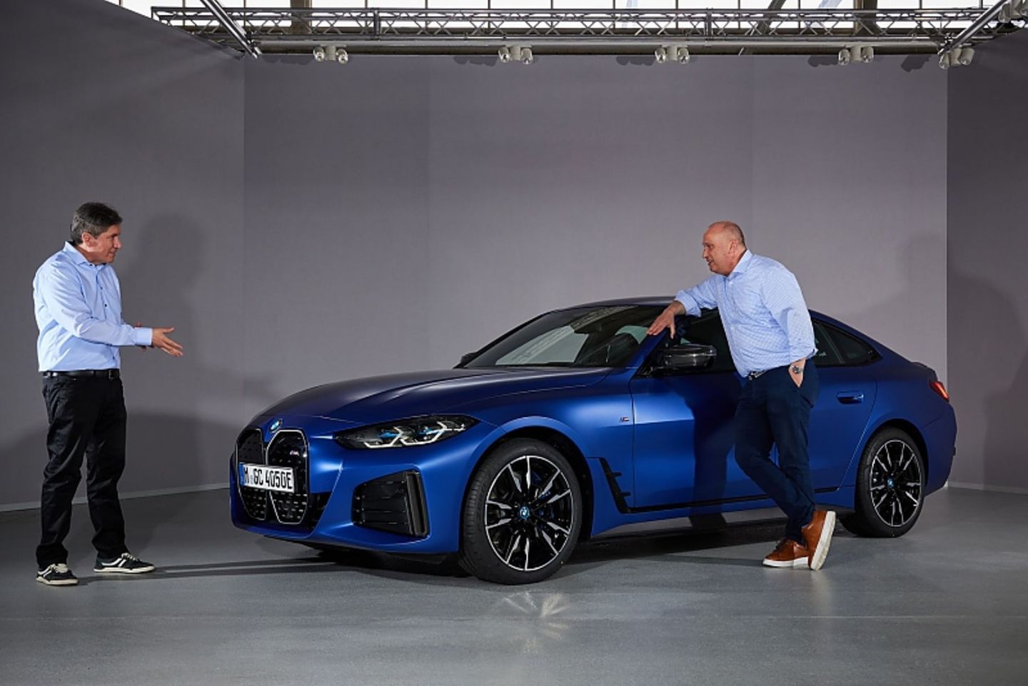 Projektleiter David Alfredo Ferrufino Camacho (links) erklärt die Details des BMW i4 M50