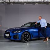 Projektleiter David Alfredo Ferrufino Camacho (links) erklärt die Details des BMW i4 M50