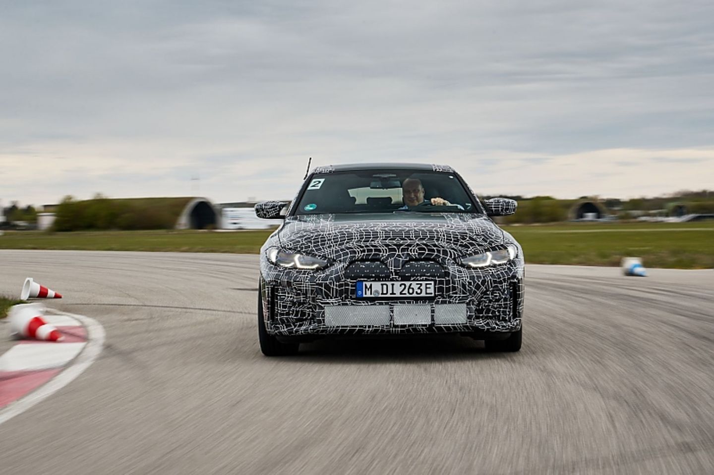 Der BMW i4 M50 geht beschwingt durch die Kurven