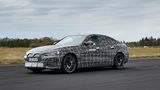 Beim BMW i4 M50 liegt der Schwerpunkt um 37 Millimeter tiefer als beim 3er BMW