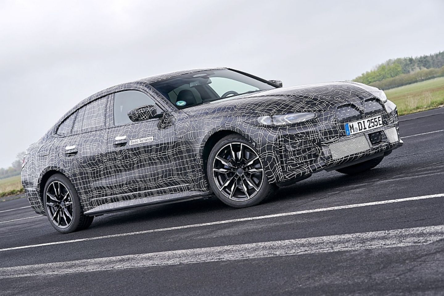 Der BMW i4 eDrive40 hat 250 kW / 340 PS