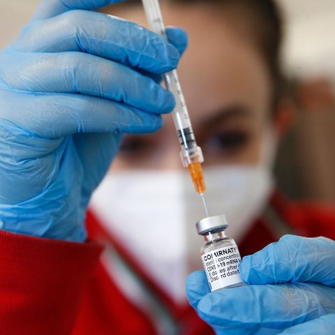 Corona-Impfung für Kinder und Jugendliche: Eine medizinische Angestellte bereitet eine Corona-Schutzimpfung vor