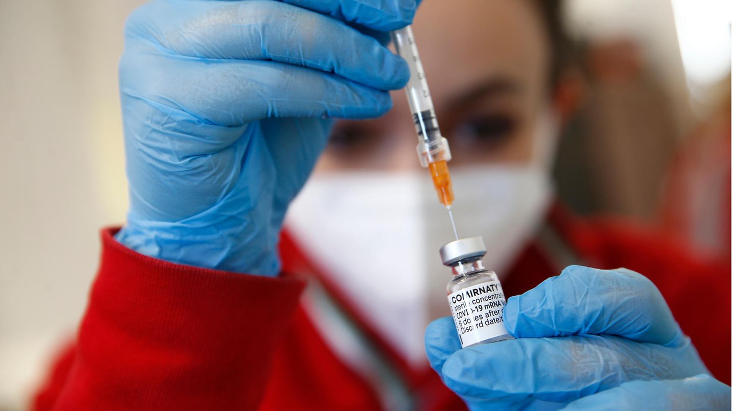 Corona-Impfung für Kinder und Jugendliche: Eine medizinische Angestellte bereitet eine Corona-Schutzimpfung vor