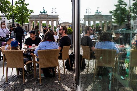 Besucher eines Cafés ins Berlin