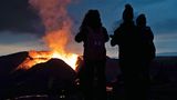Bild 1 von 18 der Fotostrecke zum Klicken:  Fagradalsfjall auf Island  Seit Mitte März die Attraktion auf der Reykjanes-Halbinsel im Südwesten der Insel: Aus mehreren Spalten fließt seitdem kontinuierlich Lava in unbewohntes Gebiet. 