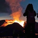 Bild 1 von 18 der Fotostrecke zum Klicken:  Fagradalsfjall auf Island  Seit Mitte März die Attraktion auf der Reykjanes-Halbinsel im Südwesten der Insel: Aus mehreren Spalten fließt seitdem kontinuierlich Lava in unbewohntes Gebiet. 