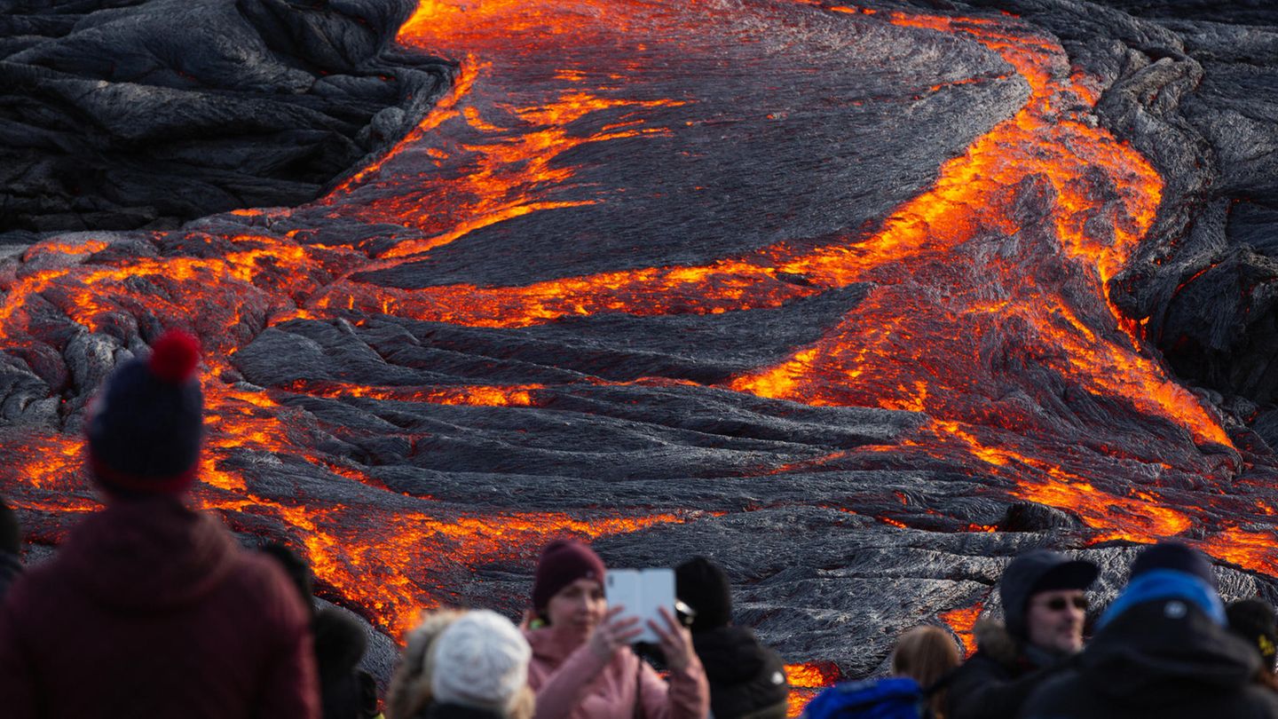 Fagradalsfjall auf Island  Selfie vor dem Lavastrom: Zum Glück setzt der Fagradalsfjall kaum Asche frei, die den Flugverkehr am nahegelegenen internationalen Flughafen von Island gefährden könnte.