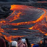 Fagradalsfjall auf Island  Selfie vor dem Lavastrom: Zum Glück setzt der Fagradalsfjall kaum Asche frei, die den Flugverkehr am nahegelegenen internationalen Flughafen von Island gefährden könnte.