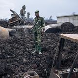 Nyiragongo im Kongo  Ein Soldat steht auf dem erkalteten Lavastrom, der die elektrische Infrastruktur und Wasserversorgung in den nördlichen Stadtteilen Gomas zerstört hat.