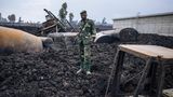 Nyiragongo im Kongo  Ein Soldat steht auf dem erkalteten Lavastrom, der die elektrische Infrastruktur und Wasserversorgung in den nördlichen Stadtteilen Gomas zerstört hat.