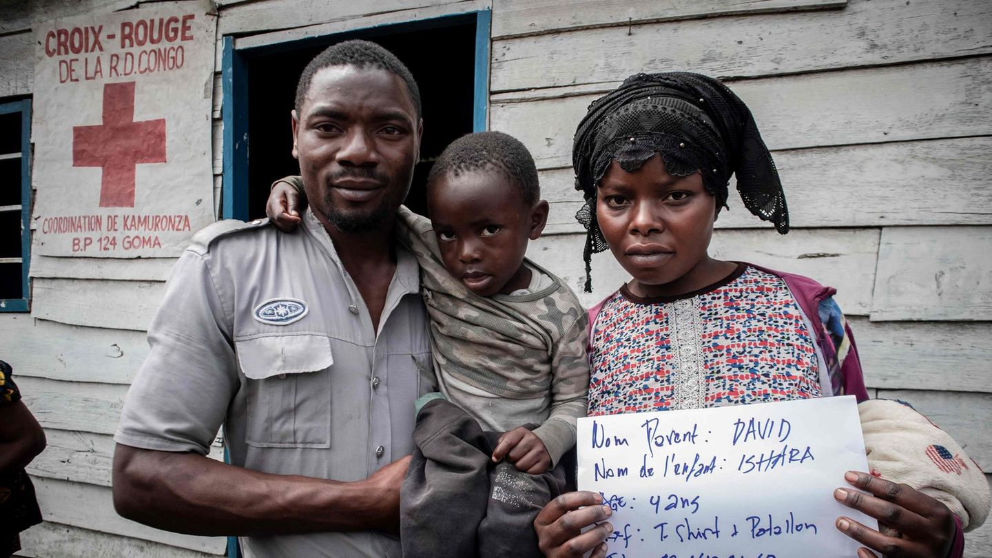 Nyiragongo im Kongo  Wieder vereint: Bei der Flucht vor den Naturgewalten hatte das Paar ihren vierjährigen Sohn verloren.