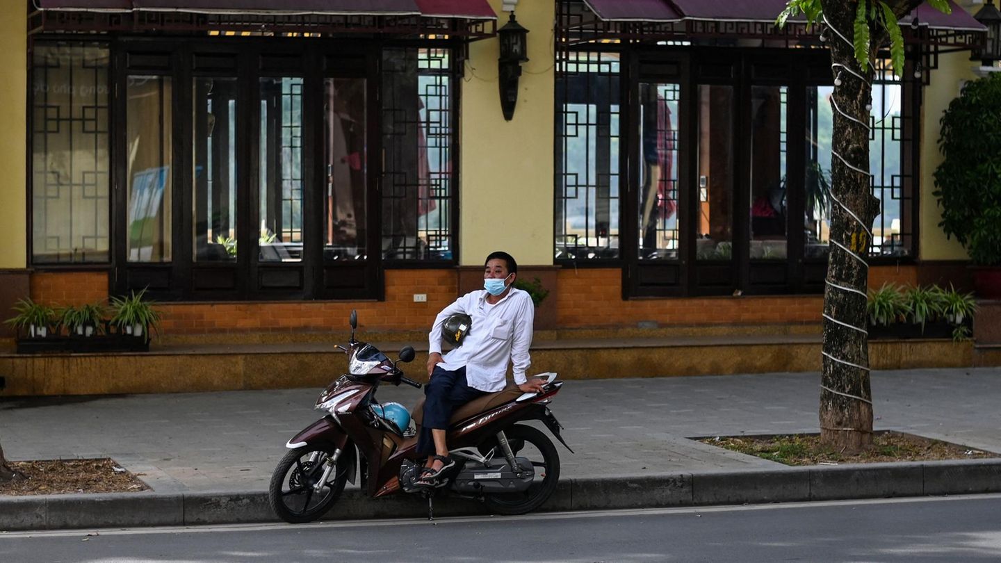 Vietnam Hanoi steht still. Die Zahl der Corona-Ansteckungen ist zuletzt so stark angestiegen, dass der internationalen Flugverkehr in die vietnamesische Hauptstadt ausgesetzt wurde. In dem südostasiatischen Staat mit seinen 97 Millionen Einwohnern wurden bislang erst gut 7300 Covid-Fälle und 47 Tote registriert.