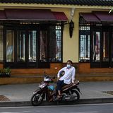 Hanoi steht still. Die Zahl der Corona-Ansteckungen ist zuletzt so stark angestiegen, dass der internationalen Flugverkehr in die vietnamesische Hauptstadt ausgesetzt wurde.  In dem südostasiatischen Staat mit seinen 97 Millionen Einwohnern wurden bislang erst gut 7300 Covid-Fälle und 47 Tote registriert.