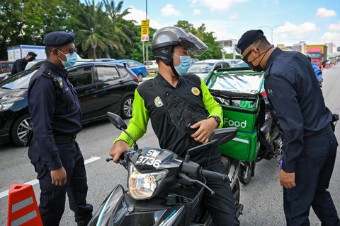 Mittlerweile guckt die Polizei wieder genau hin, wie bei diesem Essensauslieferer in Kuala Lumpur. Rund 54.000 Malayen haben sich in der letzten Maiwoche mit Corona infiziert - so viele wie noch nie in einer Woche.