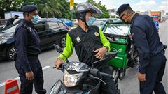Mittlerweile guckt die Polizei wieder genau hin, wie bei diesem Essensauslieferer in Kuala Lumpur. Rund 54.000 Malayen haben sich in der letzten Maiwoche mit Corona infiziert - so viele wie noch nie in einer Woche.