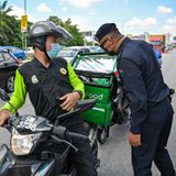 Mittlerweile guckt die Polizei wieder genau hin, wie bei diesem Essensauslieferer in Kuala Lumpur. Rund 54.000 Malayen haben sich in der letzten Maiwoche mit Corona infiziert - so viele wie noch nie in einer Woche.