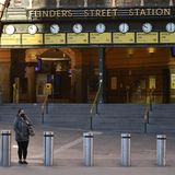 Tote Hose an der Flinders Street, dem wichtigsten Bahnhof der Millionenstadt im Süden Australiens. Zum vierten Mal wurde für Melbourne ein Lockdown verhängt. Eigentlich hätten die Ausgangsbeschränkungen jetzt enden sollen, doch wegen 60 Neuinfektionen mit der hochansteckenden in Indien entdeckten Delta-Variante werden sie verlängert.