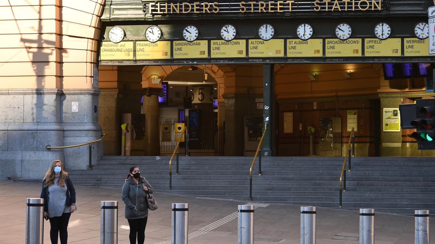 Melbourne Tote Hose an der Flinders Street, dem wichtigsten Bahnhof der Millionenstadt im Süden Australiens. Zum vierten Mal wurde für Melbourne ein Lockdown verhängt. Eigentlich hätten die Ausgangsbeschränkungen jetzt enden sollen, doch wegen 60 Neuinfektionen mit der hochansteckenden in Indien entdeckten Delta-Variante werden sie verlängert.
