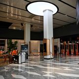 Bislang machte das Coronovirus Thailand deswegen zu schaffen, weil es die Touristen fernhielt und für leere Lobbys sorgte, wie hier in Bangkok. Doch nun trifft die schwerste Infektionswelle das Land, rund 28.000 der insgesamt 162.000 Covid-19-Fälle haben sich allein seit Mitte Mai angesteckt.     