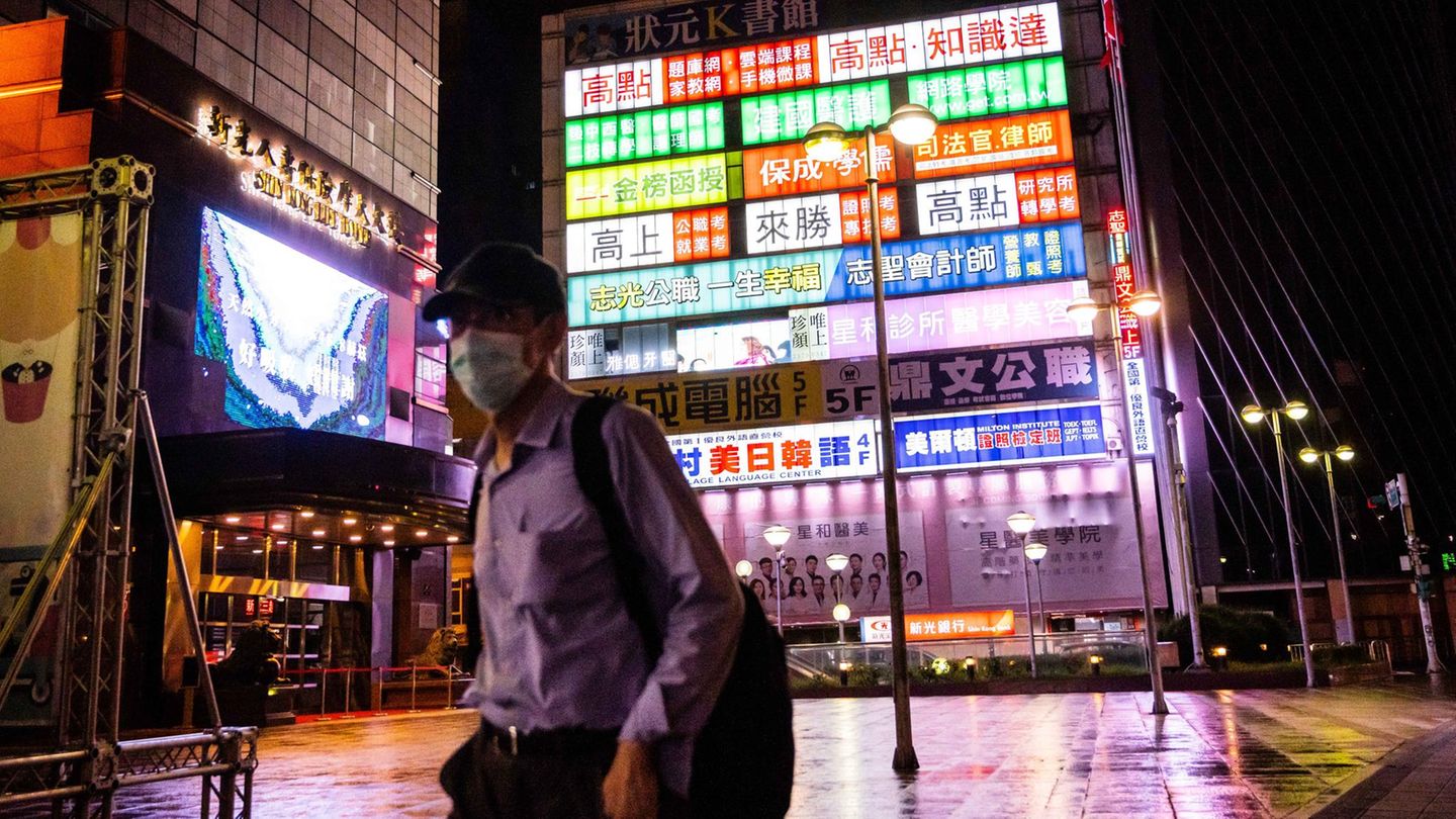 Taiwan Anderthalb Jahre lang war Taiwan das Vorbild für den Kampf gegen das Coronavirus. Nun erwischt es den Inselstaat doch noch: 3386 Menschen haben sich in der vergangenen Woche infiziert - ein Rekordwert. Bittere Ironie: Weil Covid-19 so gut in Schach gehalten wurde, sind verhältnismäßig wenig Menschen geimpft. Das scheint sich nun zu rächen.
