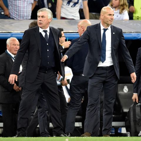 Carlo Ancelotti (l.) und Zinédine Zidane als Kontrahenten beim Spiel ihrer jeweiligen Mannschaften Bayern München und Real Madrid im April 2017