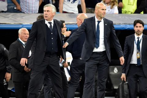 Carlo Ancelotti (l.) und Zinédine Zidane als Kontrahenten beim Spiel ihrer jeweiligen Mannschaften Bayern München und Real Madrid im April 2017