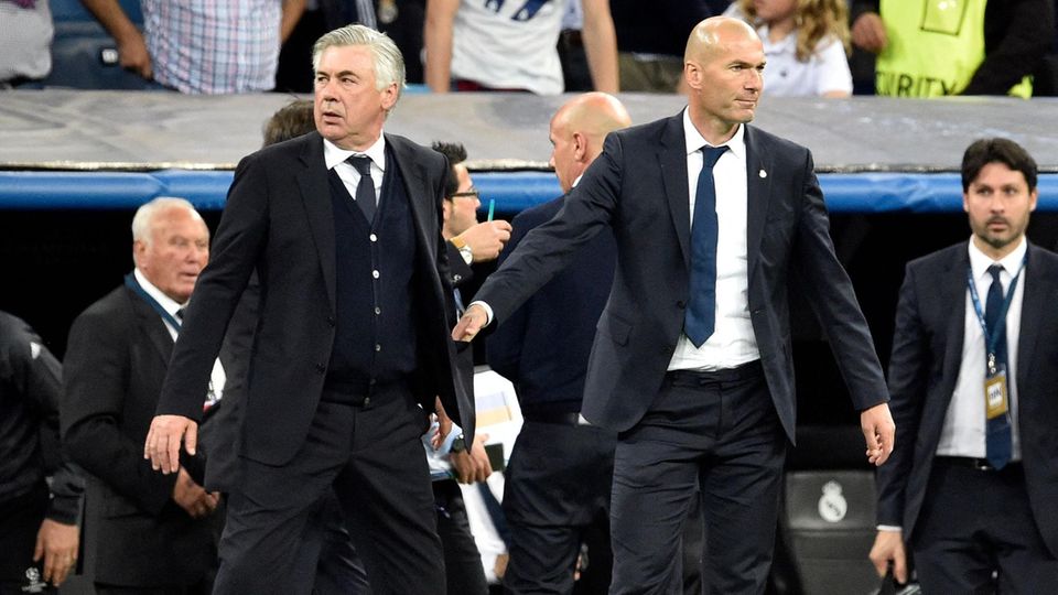 Carlo Ancelotti (l.) und Zinédine Zidane als Kontrahenten beim Spiel ihrer jeweiligen Mannschaften Bayern München und Real Madrid im April 2017