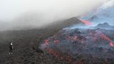 Pacaya in Guatemala  Wegen seinen beständigen Eruptionen ist der Vulkan bei Touristen beliebt. Auf geführten Wanderungen backen die Guides sogar Pizzas auf Blechen, die sie auf den heißen Erdboden legen.