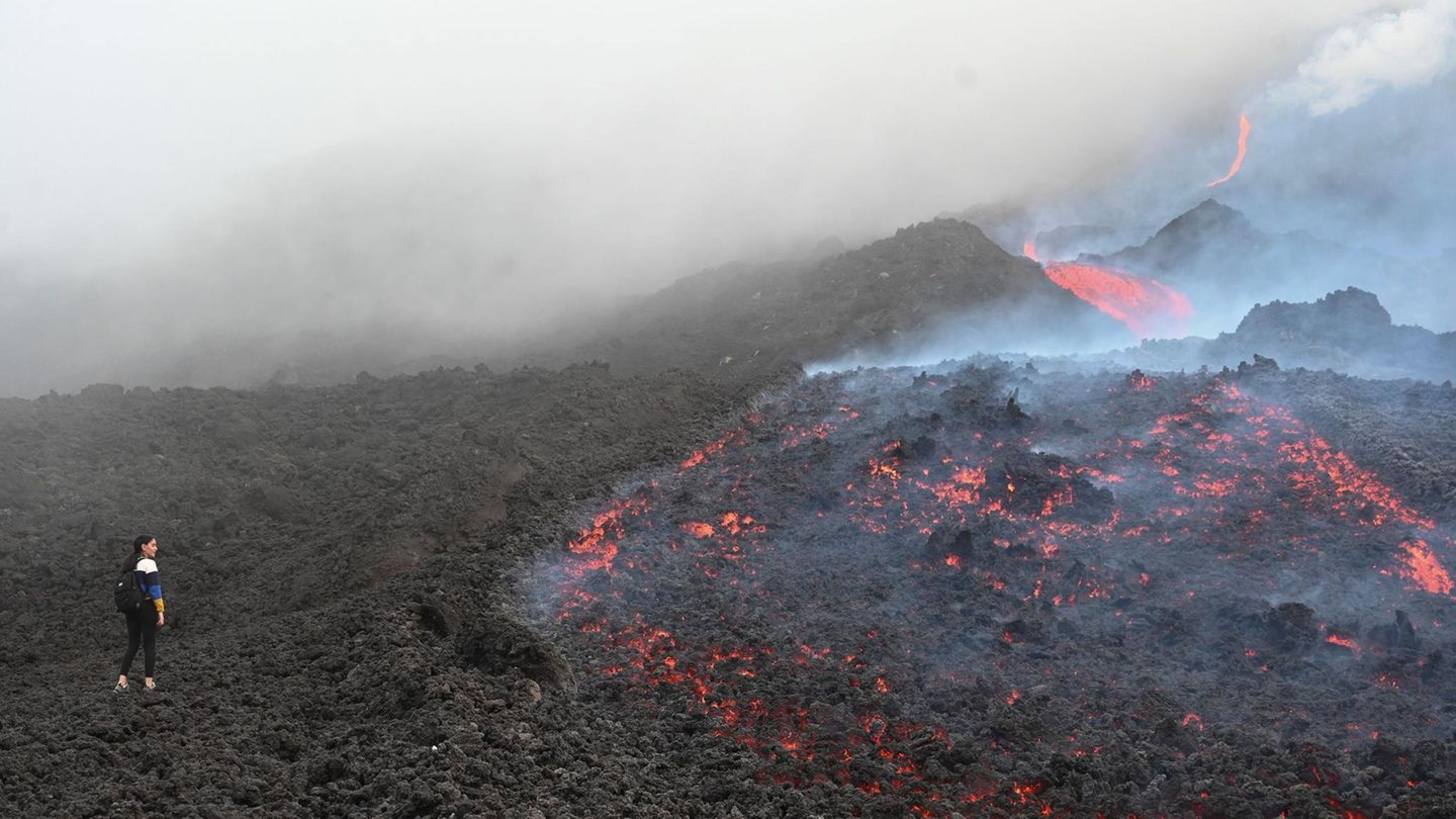Pacaya in Guatemala  Wegen seinen beständigen Eruptionen ist der Vulkan bei Touristen beliebt. Auf geführten Wanderungen backen die Guides sogar Pizzas auf Blechen, die sie auf den heißen Erdboden legen.
