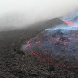 Pacaya in Guatemala  Wegen seinen beständigen Eruptionen ist der Vulkan bei Touristen beliebt. Auf geführten Wanderungen backen die Guides sogar Pizzas auf Blechen, die sie auf den heißen Erdboden legen.