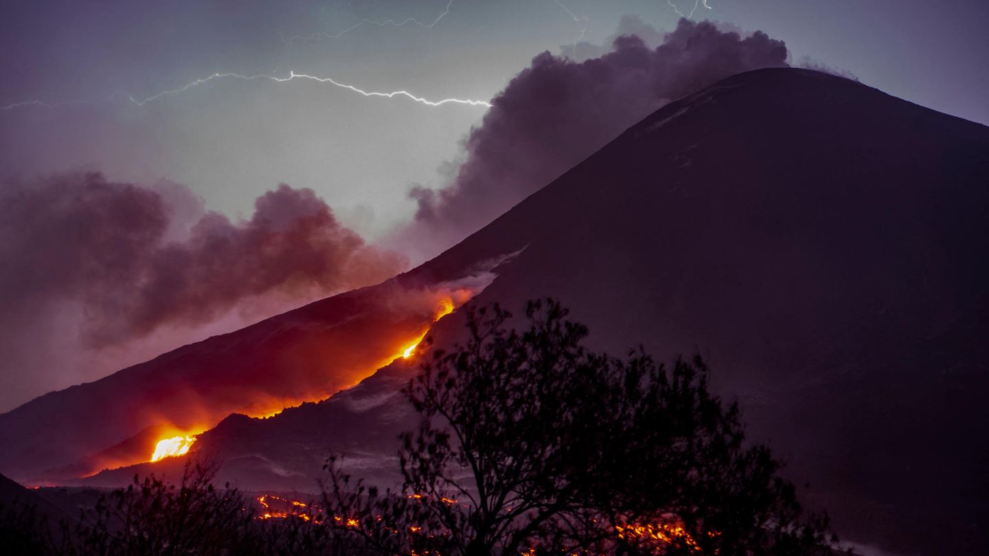Pacaya in Guatemala  Der 2550 Meter hohe Vulkan gehört zu den aktivsten in der Region, und die neuen Lavaströme haben in den vergangenen Wochen zahlreiches Acker- und Weideland zerstört.
