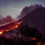 Pacaya in Guatemala  Der 2550 Meter hohe Vulkan gehört zu den aktivsten in der Region, und die neuen Lavaströme haben in den vergangenen Wochen zahlreiches Acker- und Weideland zerstört.