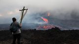 Pacaya in Guatemala  Ortswechsel nach Mittelamerika, wo der Pacaya seit Anfang Februar wieder aktiv ist. Eine Frau trägt während einer Pilgerfahrt im Mai ein Holzkreuz und betet, damit sich die Eruptionen in Grenzen halten.