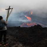 Pacaya in Guatemala  Ortswechsel nach Mittelamerika, wo der Pacaya seit Anfang Februar wieder aktiv ist. Eine Frau trägt während einer Pilgerfahrt im Mai ein Holzkreuz und betet, damit sich die Eruptionen in Grenzen halten.